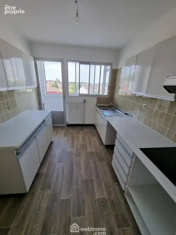 A ses cotés, la cuisine équipée avec accès sur ...