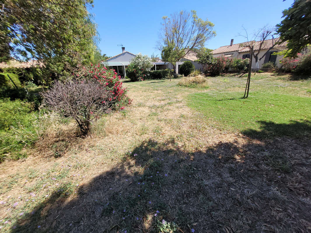 Coursan Terrain constructible de 700 m2 environ, vendu viabilisé, idéalement situé dans un quartier calme et r - photo 3