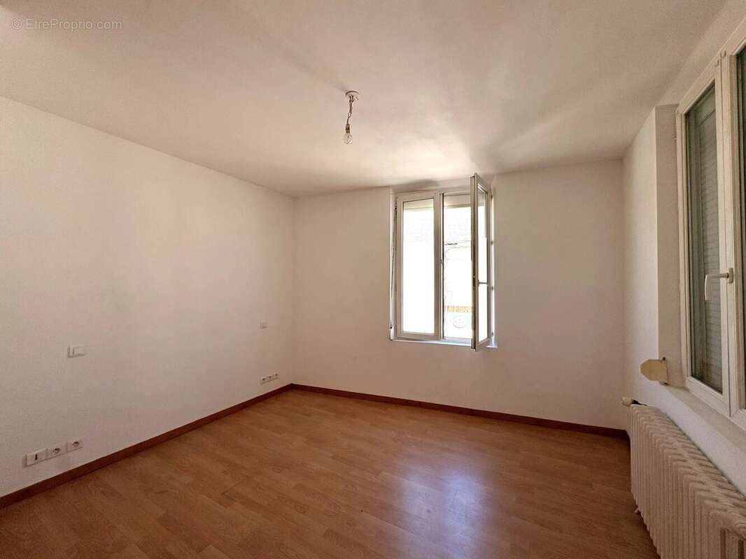 Maison familiale avec logement indépendant et dépendances - photo 13