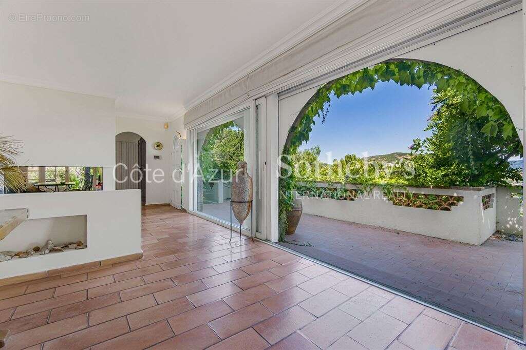 Théoule-sur-Mer – Villa provençale de 180 m² avec vue mer panoramique, piscine et hammam - photo 6