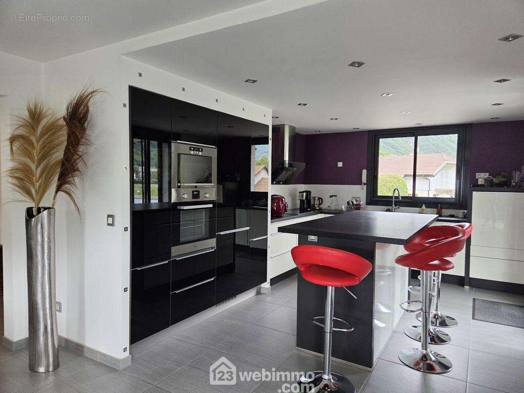 une belle cuisine ouverte et entièrement équipée, - Maison à ALBERTVILLE