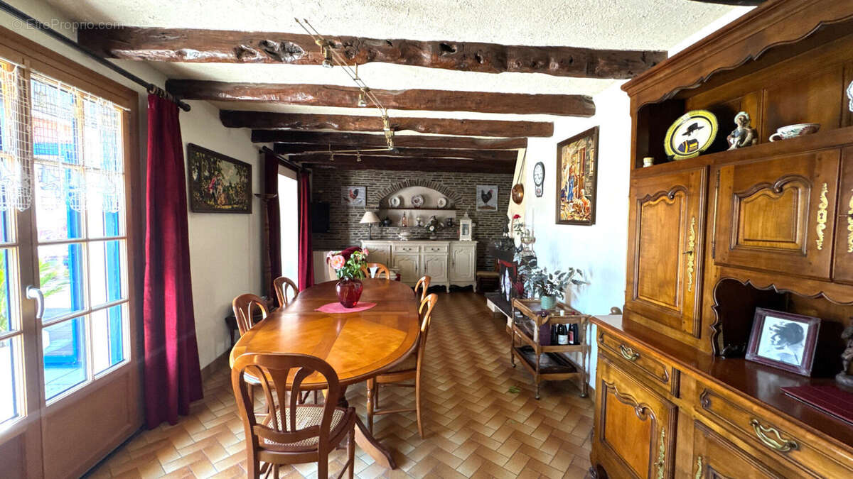 Maison familiale de 247 m² à vendre à Roz-sur-Couesnon - 7 chambres - Terrain de 2 000 m² - Proche bourg et commerces - photo 3