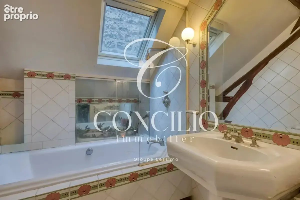 Paris 18e – Maison de caractère avec extérieur – 191,80 m² Carrez - photo 12