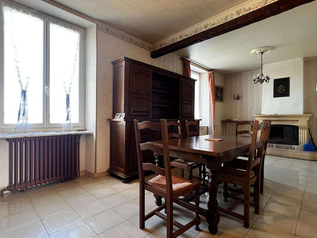 Maison à NOTRE-DAME-DE-SANILHAC
