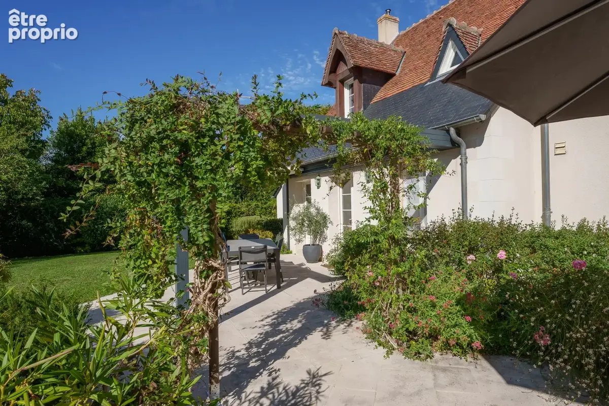 Tours limite Saint Cyr sur Loire, propriété exceptionnelle à vendre. - photo 2