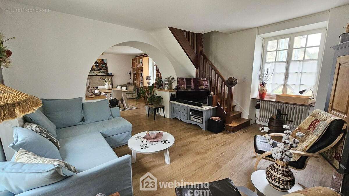 Une autre vue du séjour traversant. - Maison à GIRONVILLE-SUR-ESSONNE