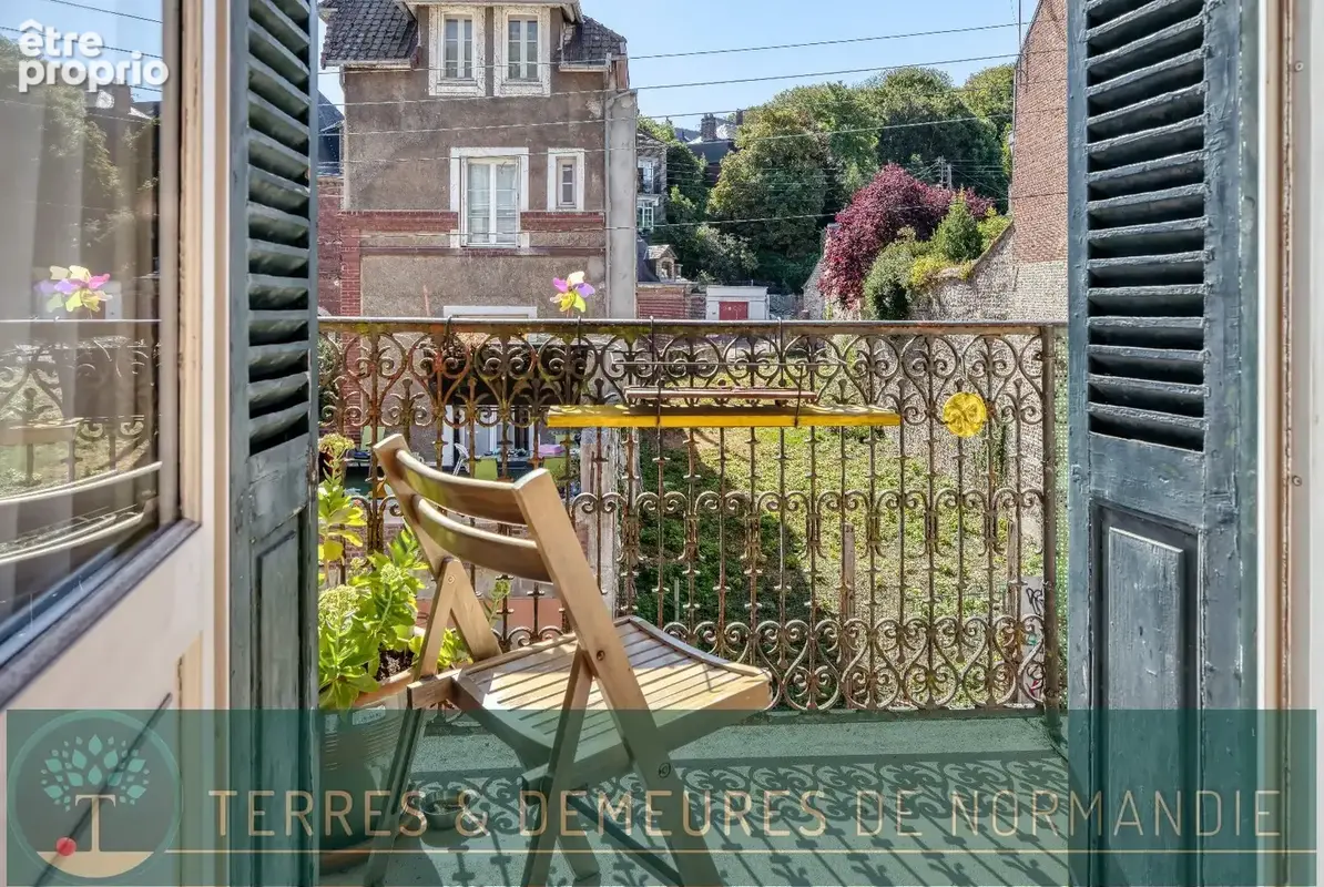 À proximité immédiate du centre-ville de Dieppe, élégant appartement de 65,80m² au 1er étage d'une maison de maître édifiée fin  - photo 10