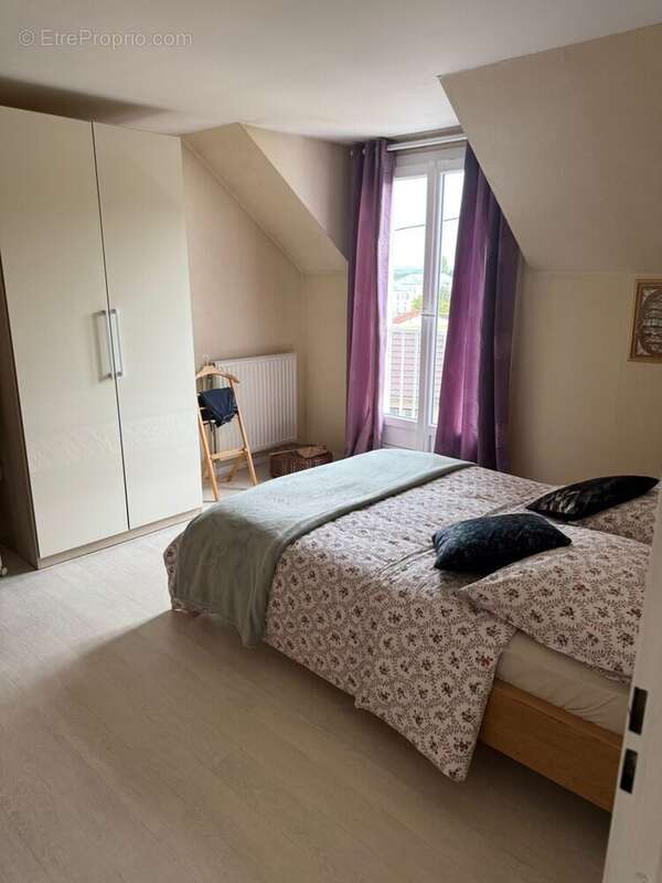 Chambre  - Maison à VAUJOURS