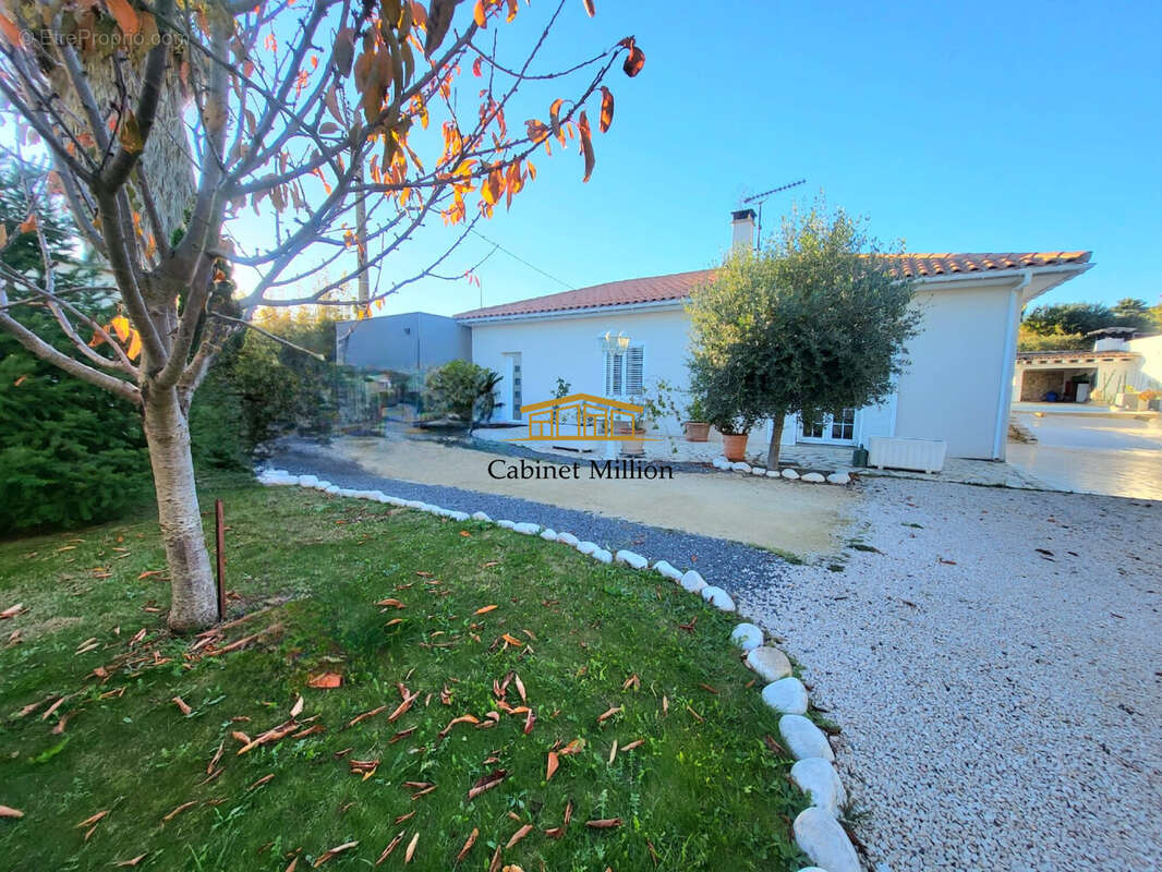 Maison à VIC-LA-GARDIOLE