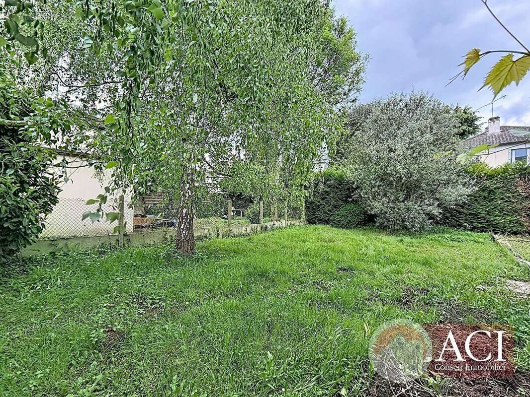 Terrain 245 m² à Deuil-La-Barre  - photo 2