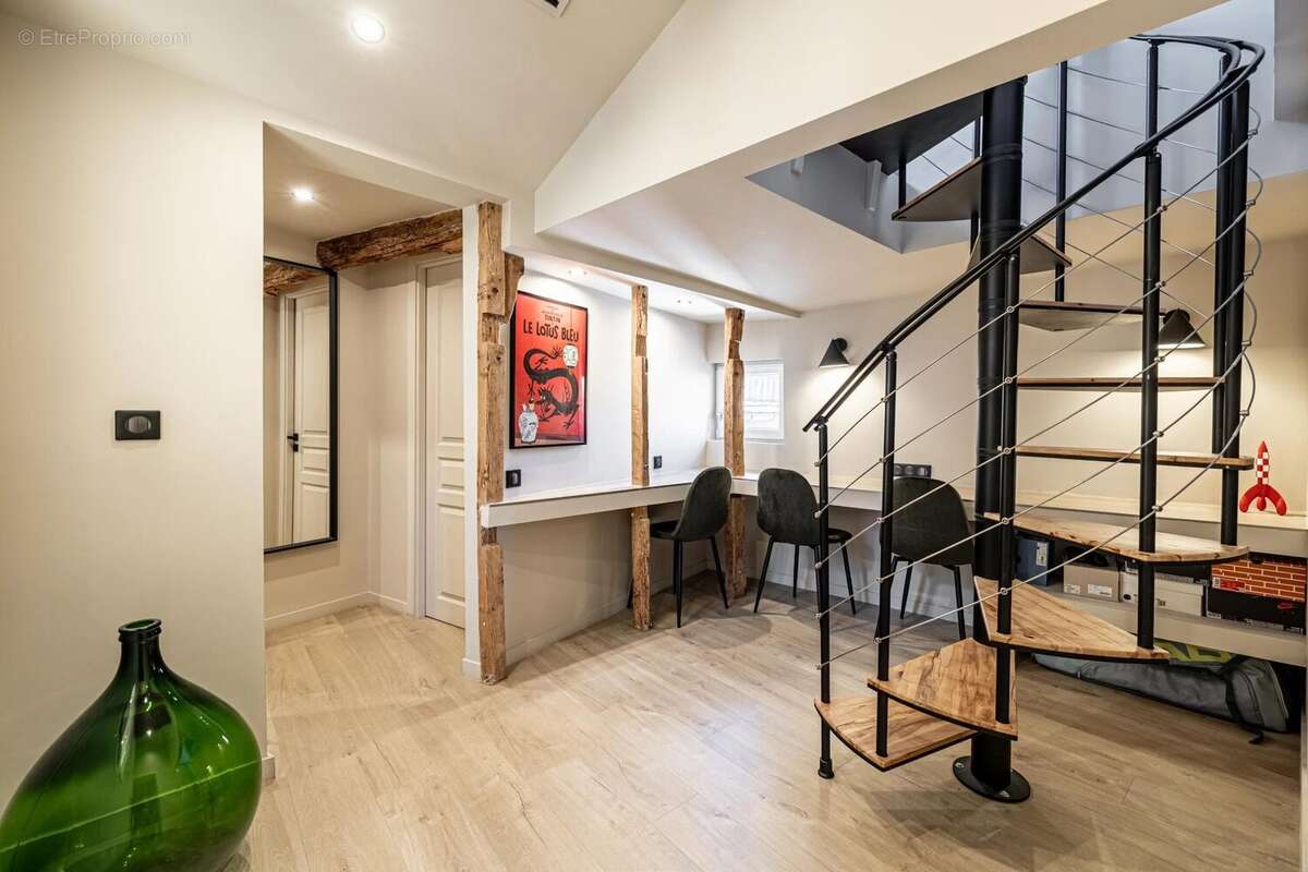 Nice - Vieux Nice - Superbe 3 pièces en duplex - Vue mer et colline du château - photo 9