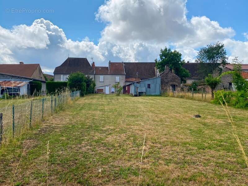 Ensemble immobilier comprenant  2 maisons de village sur terrain de 2285 m² - photo 14