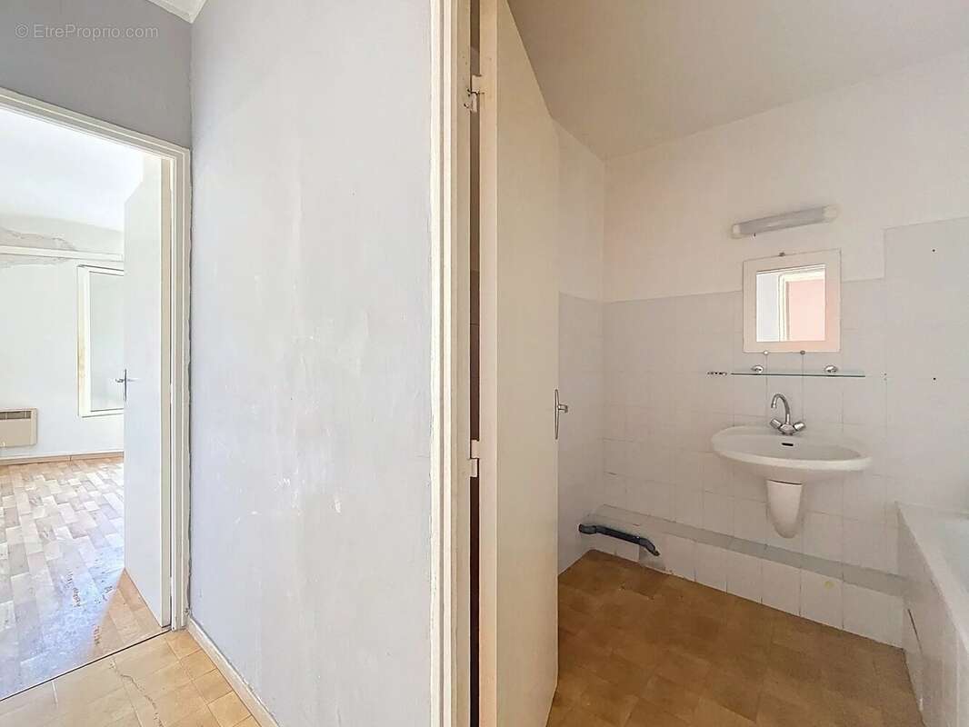 Grand F2 à rénover avec fort potentiel – Résidence ARINELLA (Lupino, Bastia) - photo 10