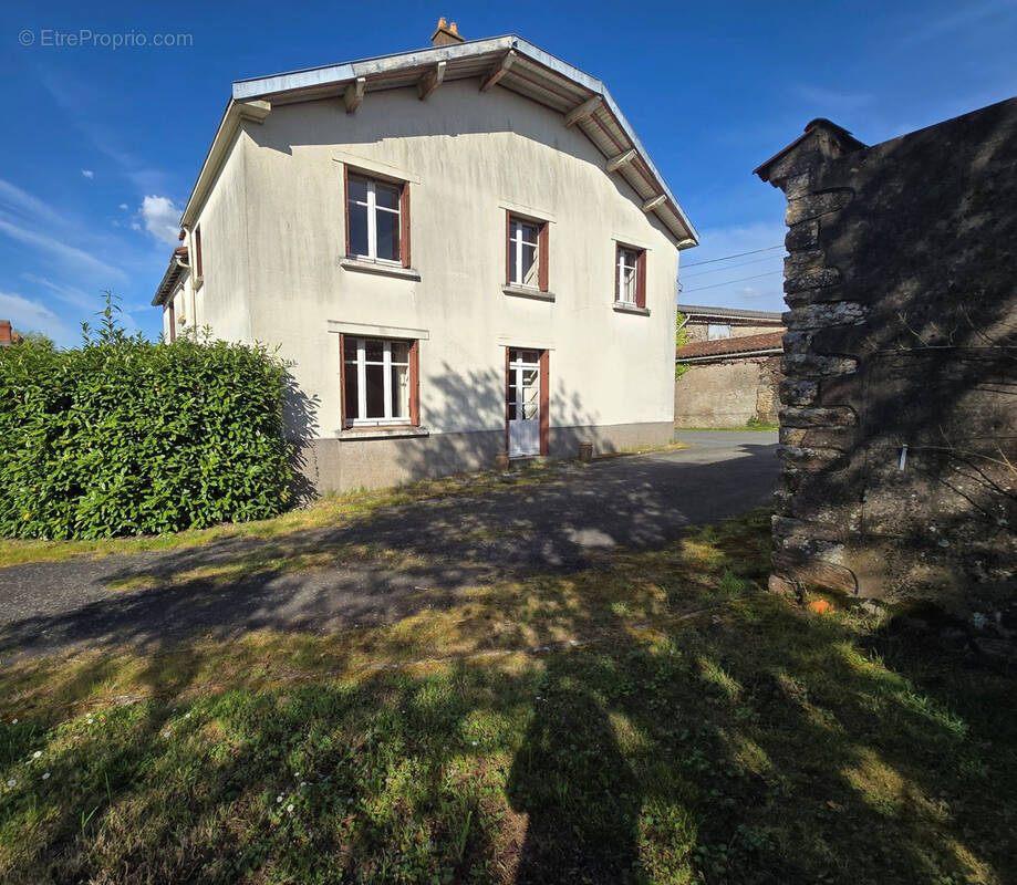 Maison à MONNIERES