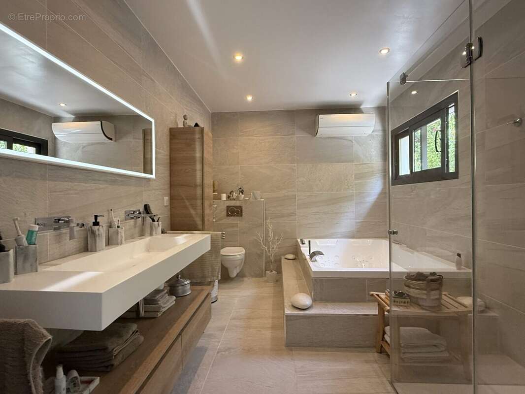 Maison 201 m² à Saint-Cyr-Sur-Mer  - photo 9