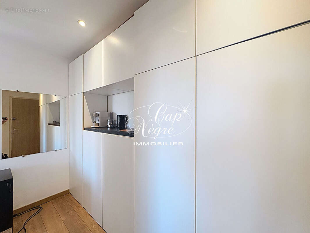 Appartement vue mer proche plage  rénové en dernier étage à vendre à saint tropez - photo 11