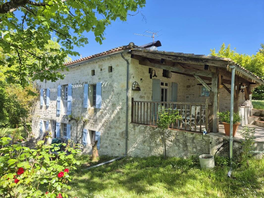 Deux maisons en pierre de caractère avec piscine, dépendances et 1,2 hectare de terrain près de Montaigu-de-Quercy - photo 1