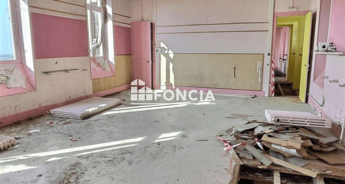 Batisse de 300 m2 sur 720 m2 de terrain - photo 4