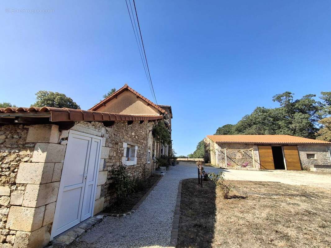 Maison 136 m² à Chasseneuil-Sur-Bonnieure  - photo 6
