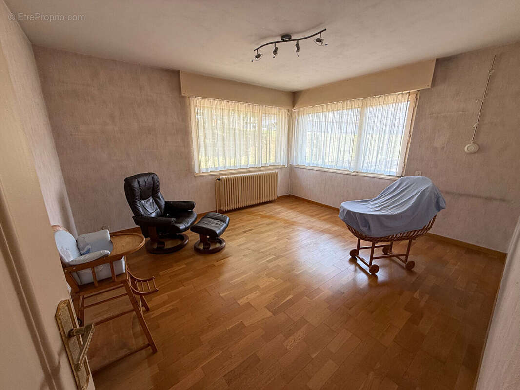 À vendre - Cranves-Sales - Maison d'architecte de 225 m² habitables sur 1 364 m² de terrain - photo 9