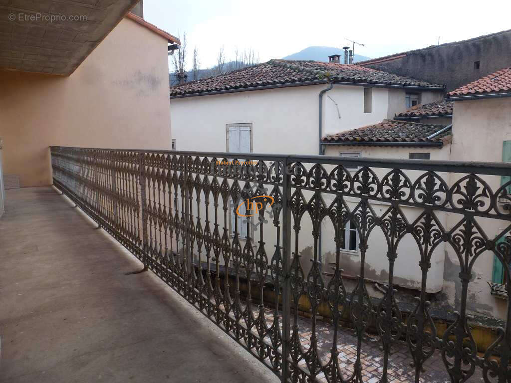 Vente appartement de type 4 avec balcon, centre-ville Saint Affrique - photo 8