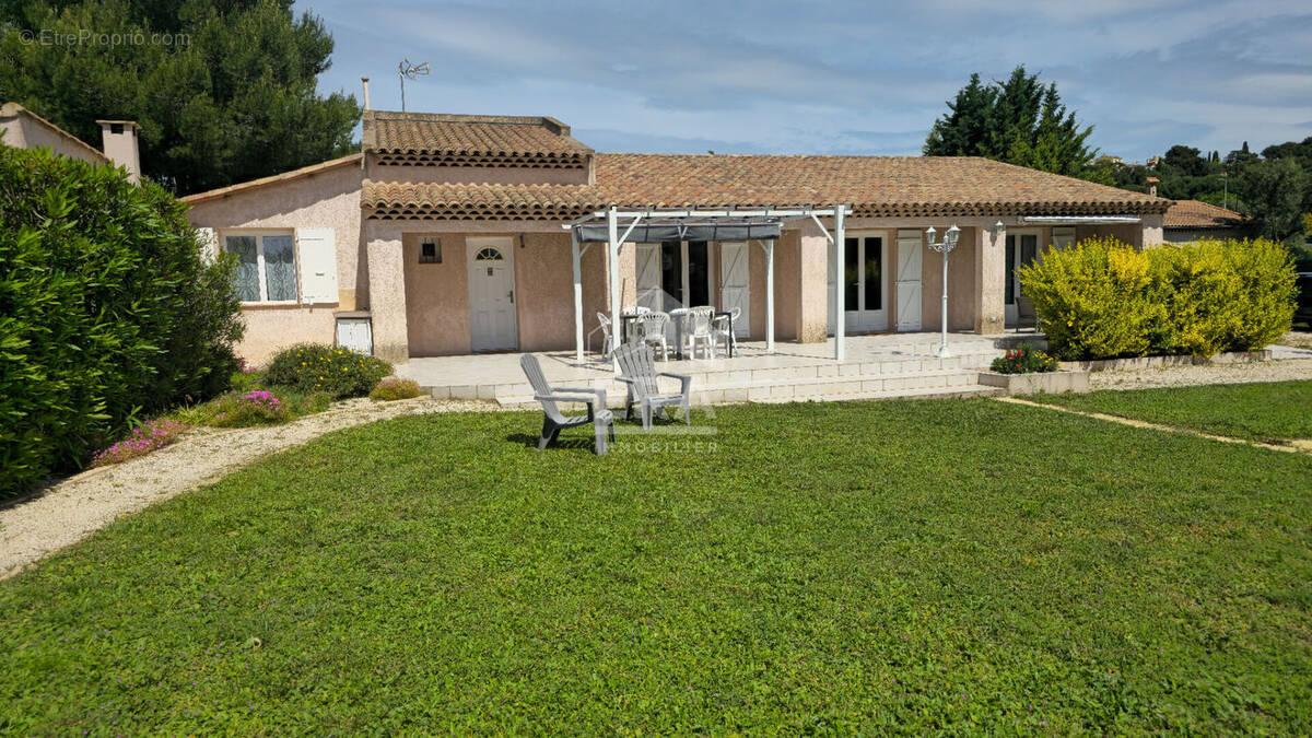 Maison à SAINT-MITRE-LES-REMPARTS