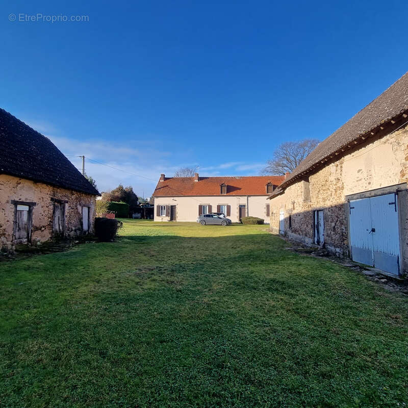 Ancien corps de ferme dans petit hameau calme ! - photo 2