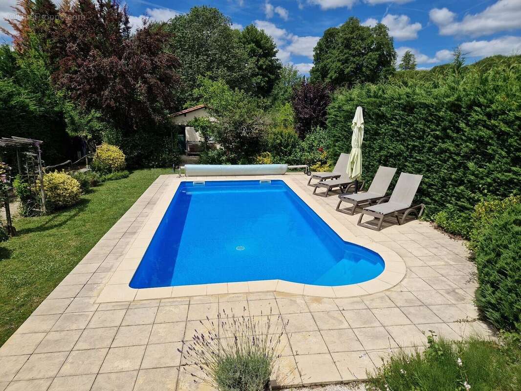 Maison 4 chambres, dépendance, piscine et jardin proche du village. - photo 3