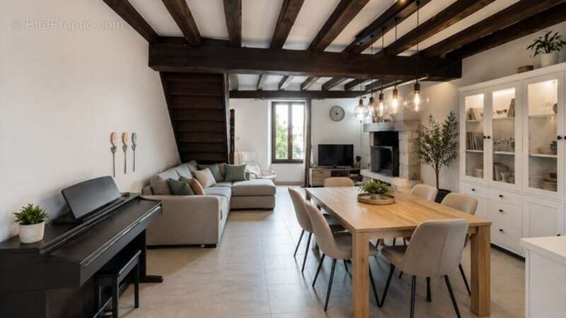 Maison de caractère en hypercentre avec terrasse, cour privative et nombreuses possibilités d'aménagement - photo 2