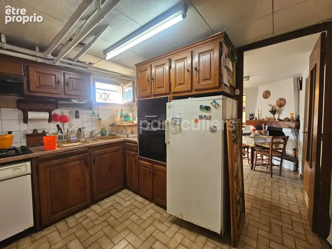 Maison  sur deux niveaux avec garages et jardin. - photo 12