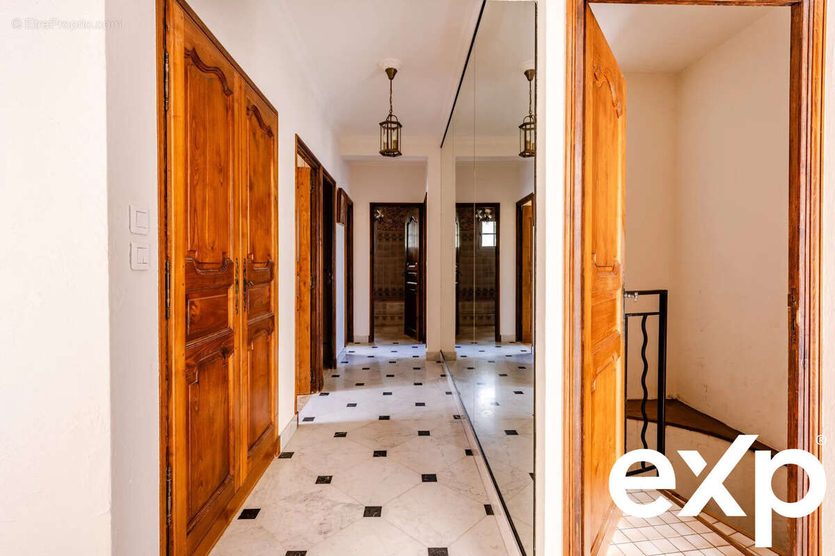 Couloir desservant la partie nuit, chambres au même niveau - Maison à NIMES