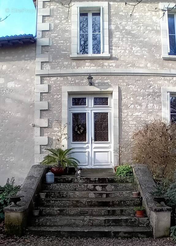 Autre à FAYE-LA-VINEUSE