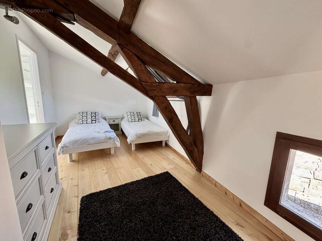 Charmante propriété en pierre avec un potentiel d'investissement avec une piscine - photo 4
