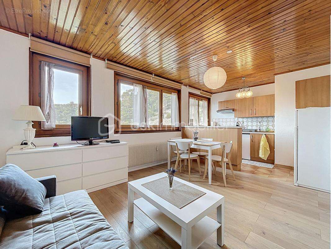 Appartement à GREOLIERES