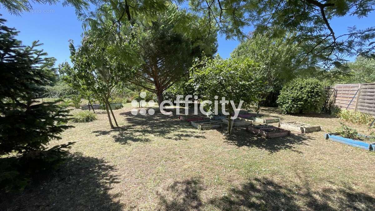 Maison à SAINT-LAURENT-DE-LA-PREE