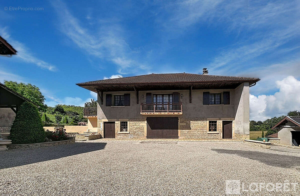 Maison de caractère avec dépendance et fort potentiel -four (38080) - photo 2