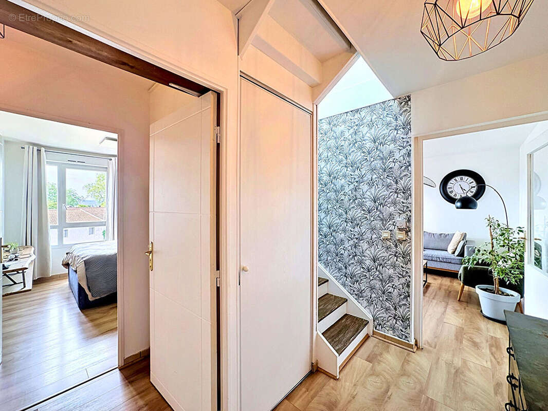 Rillieux village - duplex - t5 - 90m2 - dernier etage - terrasse - clim - photo 3