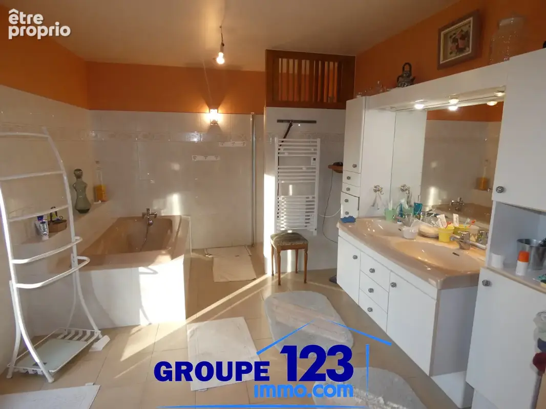 Maison et local commercial - photo 10