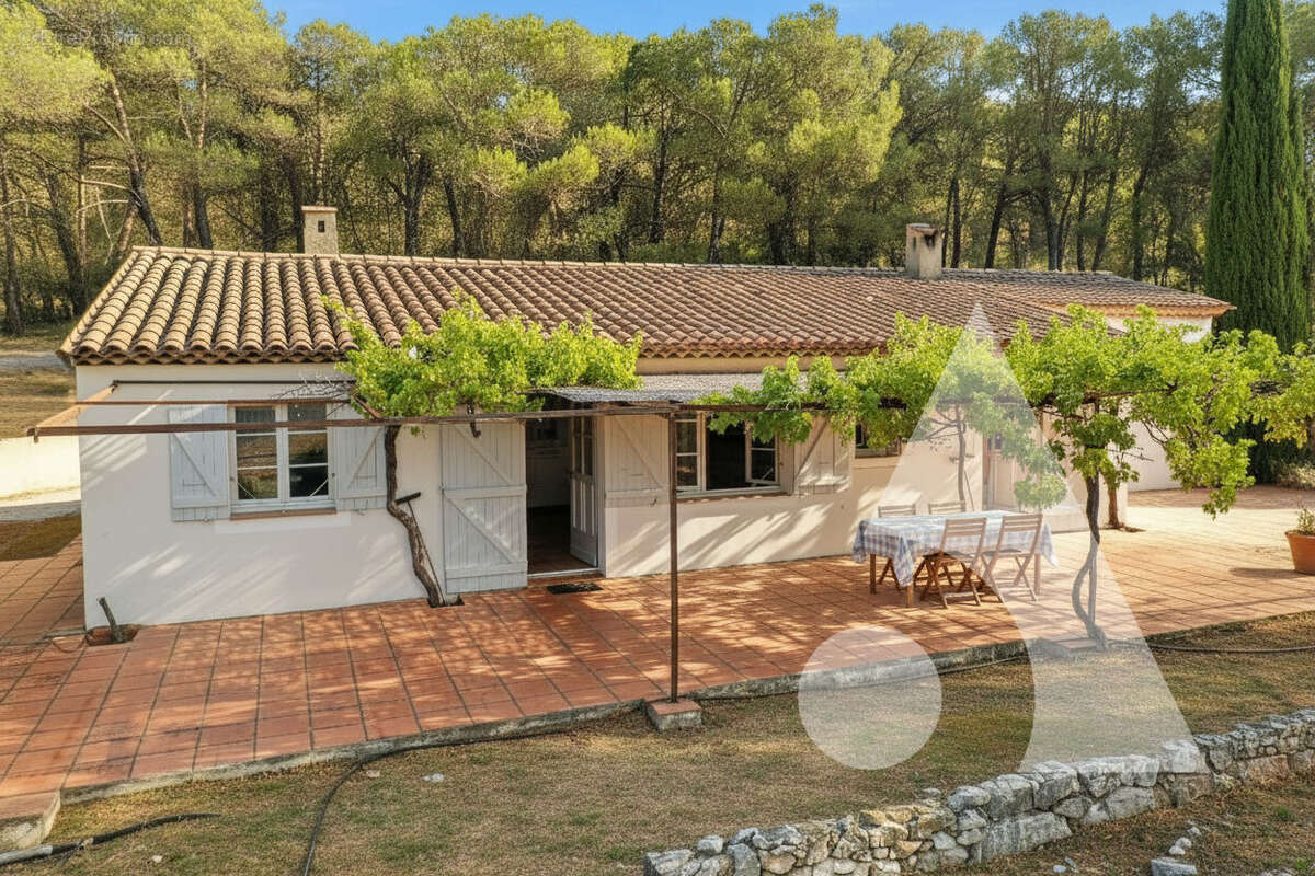 Maison provençale de plain-pied  135 m² avec piscine, double garage et fort potentiel ? Salernes - photo 2
