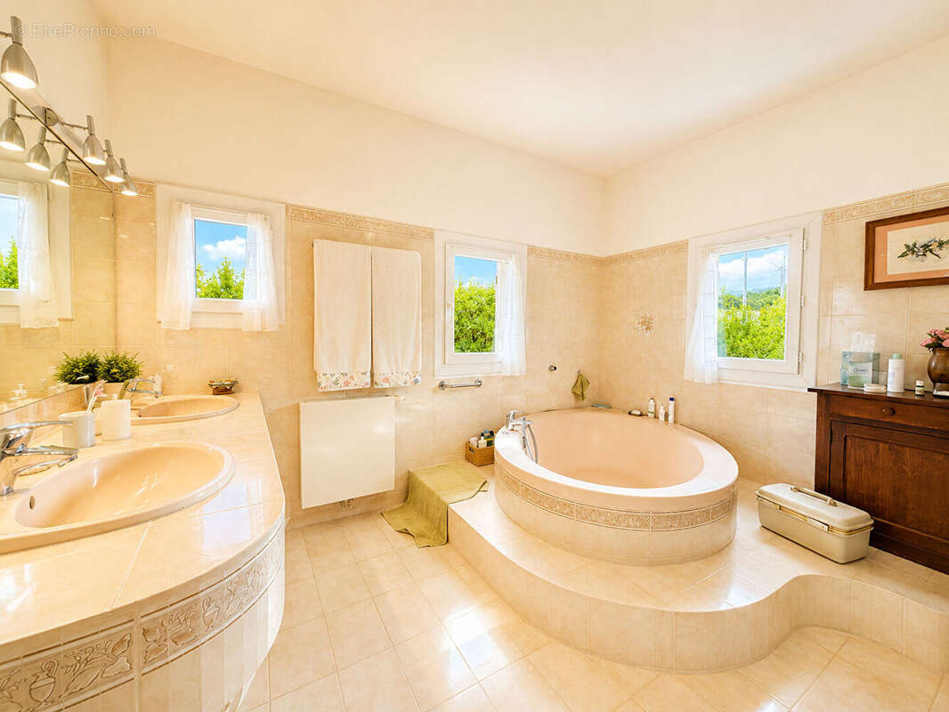 **Maison INDIVIDUELLE 4 pièces - 3 Chambres (130m²) ** Jardin  + Piscine** Stationnement & Garage ** Saint Mandrier sur mer (834 - photo 9