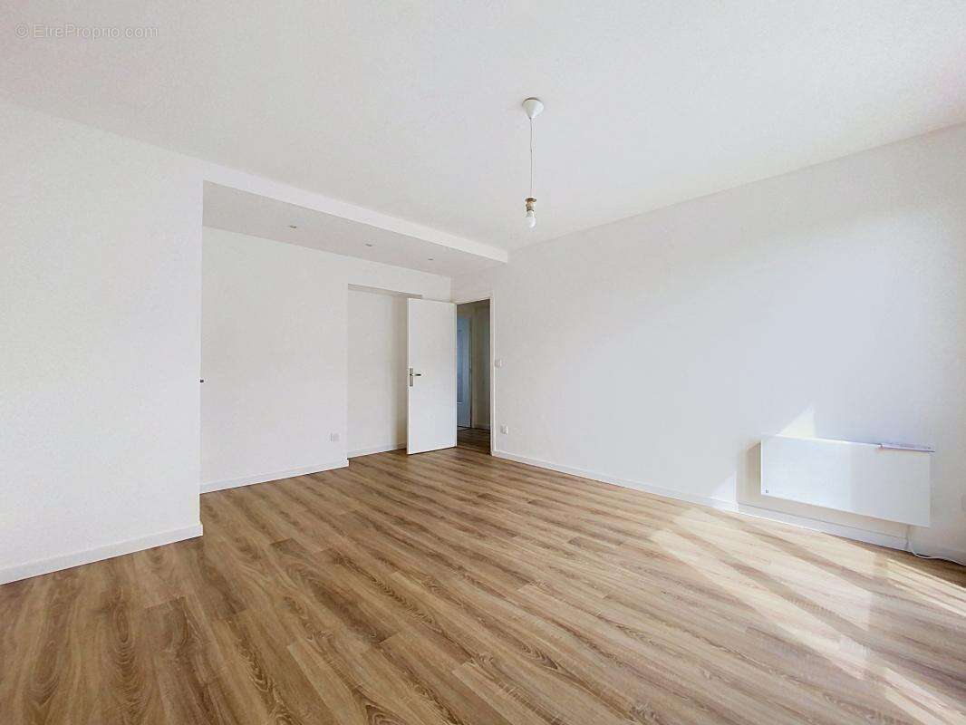 Appartement - 3 Chambres - 1 Place de parking privative - Proche toutes commodités - photo 7