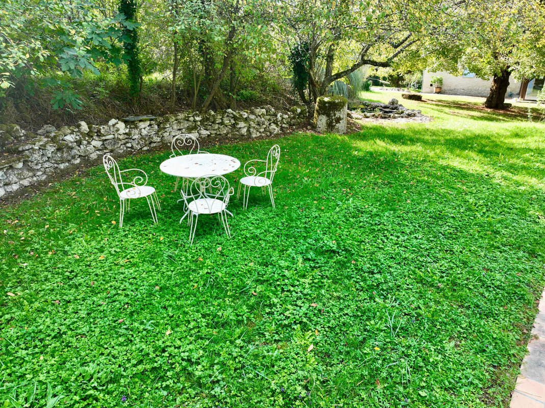 Maison à SAINT-MARTIN-DE-BEAUVILLE