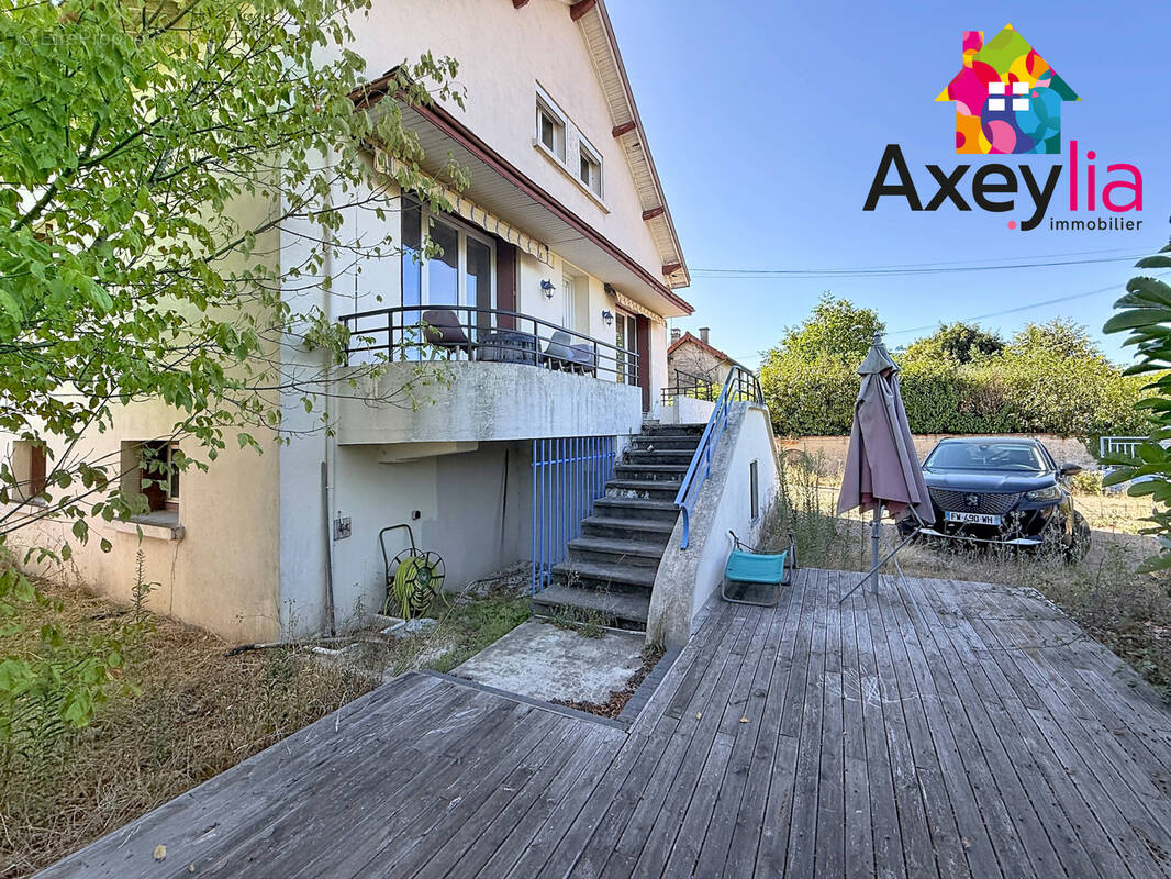 A vendre - pouilly-sous-charlieu - maison d'habitation avec 5 chambres, garage et terrain - photo 1