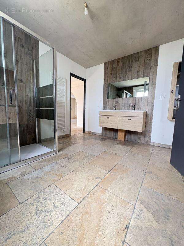 Maison avec fort potentiel , sous-sol complet et 1 800 m² de terrain constructible - photo 10