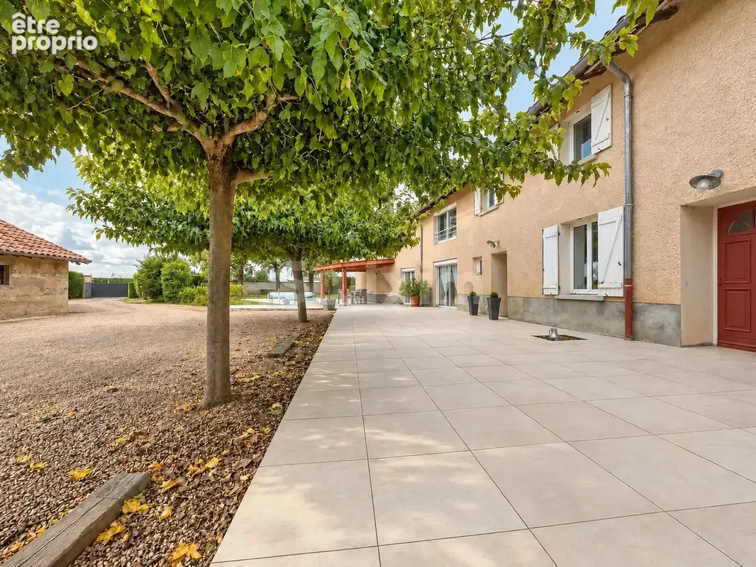 Ancienne ferme 265m² habitables, avec piscine et dépendance - photo 1