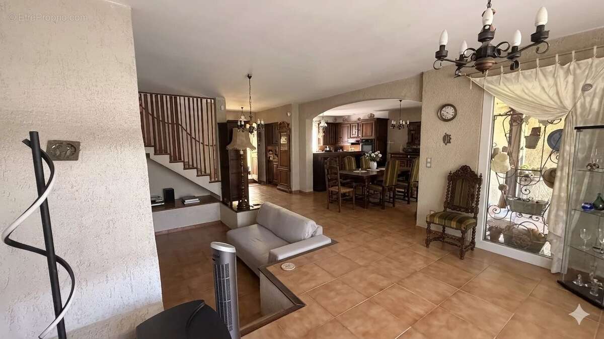 Maison 120 m² à Marignane  - photo 2