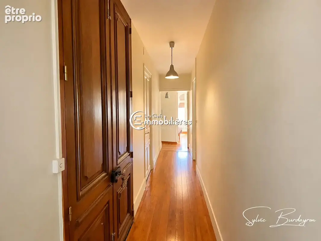 Nouveauté - Lons-le-Saunier (39000) - Quartier recherché - Appartement T5 de 129 m² avec 88  m² de dépendances - Parc arboré - photo 3