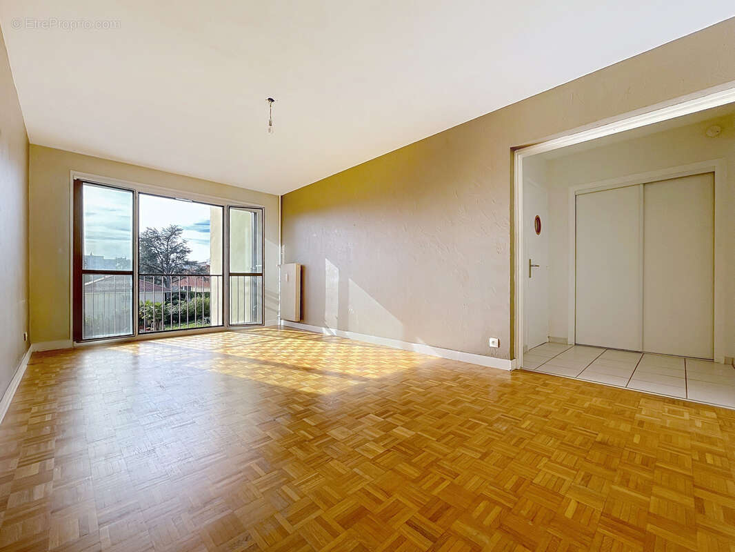 Appartement à SAINT-GENEST-LERPT