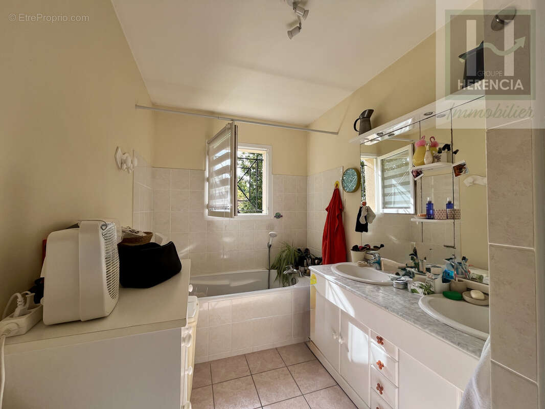 VILLEJOUBERT - Maison de plain-pied 115m2 - 4 chambres - Garage - photo 4