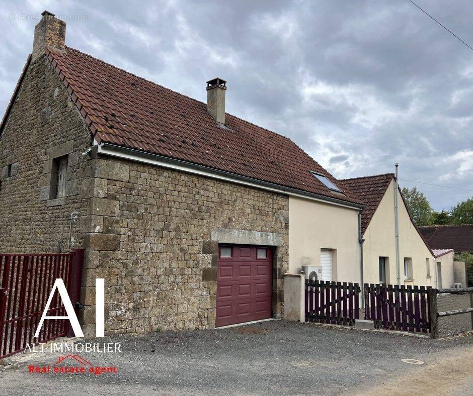 façade avant - Maison à CARROUGES